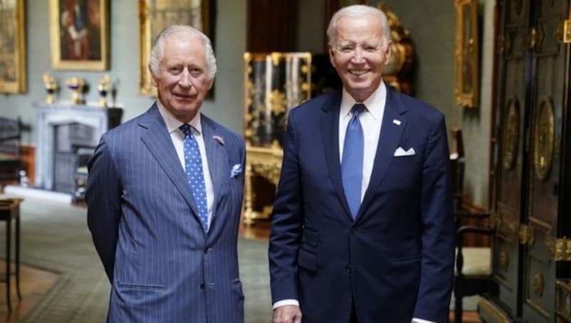 König Charles und US-Präsident Joe Biden im Großen Korridor von Schloss Windsor. (Bild: Andrew Matthews / PA / picturedesk.com)