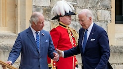 König Charles heißt den US-amerikanischen Präsidenten Joe Biden auf Schloss Windsor willkommen. (Bild: APA/AP Photo/Susan Walsh)