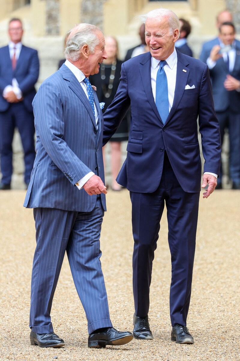 König Charles und Joe Biden unterhalten sich prächtig. (Bild: APA/AFP/POOL/Chris Jackson)