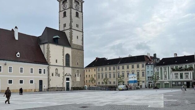 Ein Bild, wie man es abseits der Markttage täglich knipsen kann: der Domplatz, auf dem sich kaum eine Person aufhält. (Bild: L. Lusetzky)