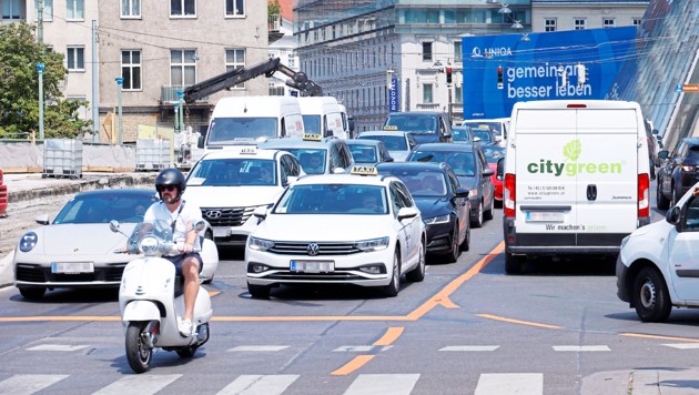 Auch auf der Aspernbrücke steht es sich täglich. (Bild: Reinhard Holl)