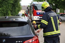 Traumabär „Konrad“ hielt das Kind bei Laune. (Bild: laumat.at/Matthias Lauber)