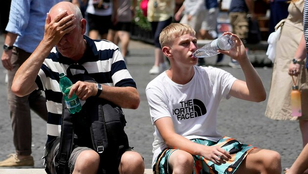 Trinkpause für Touristen in Rom (Bild: AP)