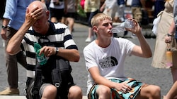Trinkpause für Touristen in Rom (Bild: AP)