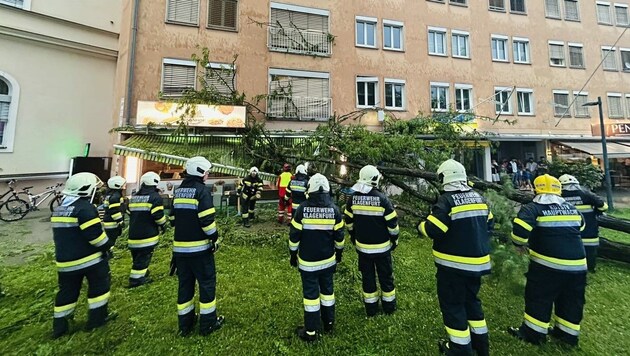 Ein Glück, dass sich keine Personen aufgehalten haben. (Bild: FF Hauptwache Klagenfurt)