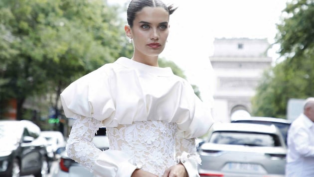 Sara Sampaio setzt bei der Fashion Week in Paris auf einen Look in Weiß. (Bild: www.PPS.at)