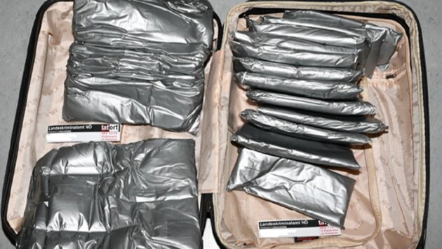 16,3 Kilo Opium waren im Koffer versteckt. (Bild: LPD NÖ)