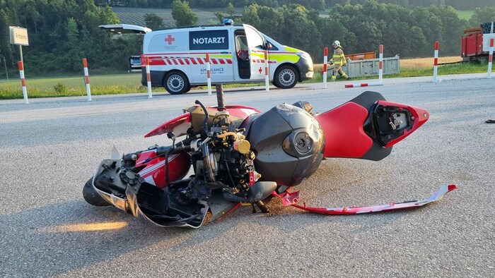 Das Motorrad wurde komplett demoliert.