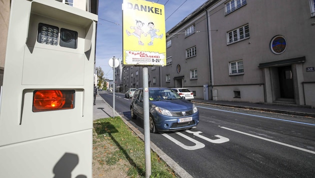 Blitzer und Tempokontrollen durch die Polizei sind die Ausnahme. Immer mehr Orte verlangen daher jetzt mehr Kontrollrechte - wie es bis 2008 war. (Bild: Tschepp Markus)