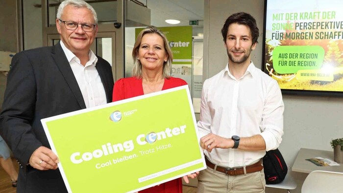 Bürgermeister Thomas Steiner mit GD-Stv. Eva Fugger von der Raiffeisenlandesbank Burgenland und Philipp Novakovits von der Forschung Burgenland im neuen Cooling Center 