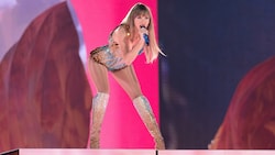 Die US-amerikanische Singer-Songwriterin Taylor Swift trat am ersten Abend ihrer „Eras Tour“ im AT&T Stadium in Arlington, Texas, auf der Bühne auf. (Bild: APA/AFP/SUZANNE CORDEIRO)