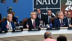 Die NATO-Staaten (im Bild: US-Präsident Joe Biden, NATO-Generalsekretär Jens Stoltenberg und der litauische Präsident Gitanas Nauseda) werden die Zusammenarbeit mit der Ukraine intensivieren. (Bild: APA/AFP/POOL/Jacques WITT)