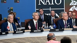 Die NATO-Staaten (im Bild: US-Präsident Joe Biden, NATO-Generalsekretär Jens Stoltenberg und der litauische Präsident Gitanas Nauseda) werden die Zusammenarbeit mit der Ukraine intensivieren. (Bild: APA/AFP/POOL/Jacques WITT)