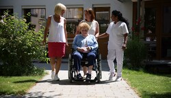 Im Grödiger Seniorenheim hilft die Pflegerin „Mary“ (rechts im Bild), Fachkräfte in Indien zu finden (Bild: Tröster Andreas)