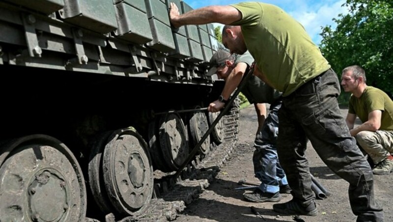 Panzerreparatur an der Front (Bild: APA/AFP/Genya SAVILOV)