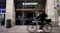 Für die insolvente Kaufhauskette Galeria Karstadt Kaufhof gibt es die ersten Kaufangebote. (Bild: APA/dpa/Sina Schuldt)