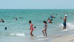 Mit Abkühlung hat das Baden an Floridas Stränden nichts mehr zu tun. (Bild: The Associated Press)