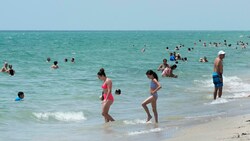 Mit Abkühlung hat das Baden an Floridas Stränden nichts mehr zu tun. (Bild: The Associated Press)