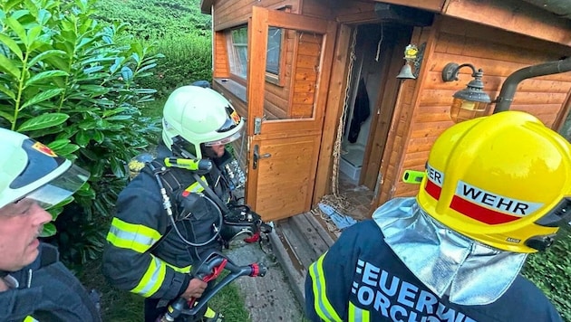 In der Decke eines Mobilheimes am Stausee hatte sich ein Feuer entzündet. (Bild: Feuerwehr)