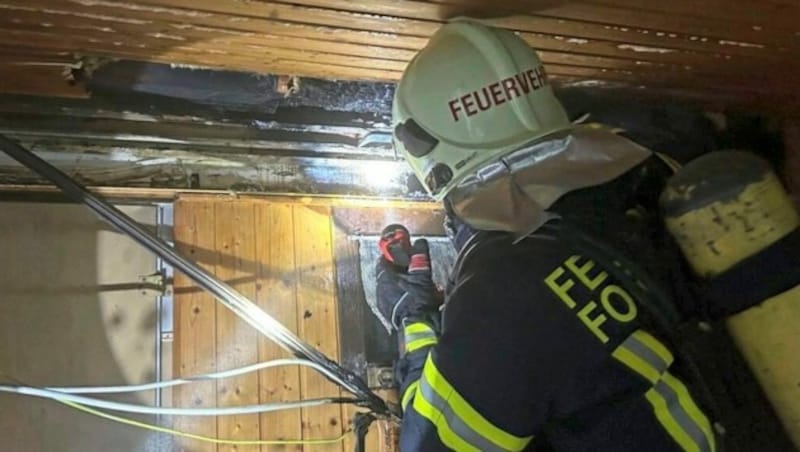 Feuerwehrmänner suchten nach der Ursache für den Brand in einem Mobilheim. (Bild: Feuerwehr)