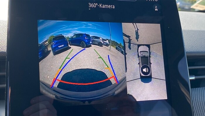 Die Rückfahrkamera verzerrt stark.