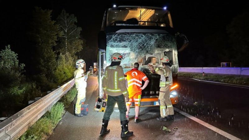 Ein Reisebus krachte auf der Inntalautobahn gegen umgestürzte Bäume. (Bild: zoom.tirol, Krone KREATIV)