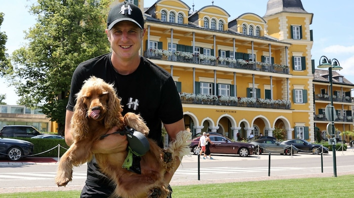Martin Hinteregger mit seinem „Chewbacca“ vor dem Schlosshotel Velden.