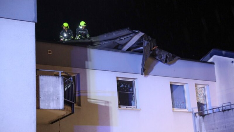 Auch Dächer deckte der Sturm ab, wie hier in Ansfelden. (Bild: laumat.at/Matthias Lauber)