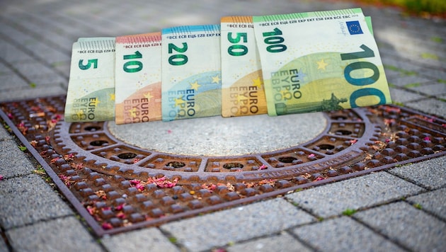 Geld stinkt nicht - Erhöhung der Kanalgebühr als Aufreger (Bild: © Daniel Scharinger stock.adobe.com, Krone KREATIV)