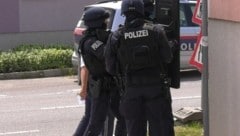 Ein Großaufgebot an Polizeikräften sorgte in Moosbrunn für Aufsehen. (Bild: Thomas Lenger/Monatsrevue)