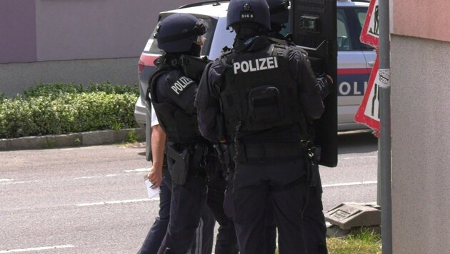 Ein Großaufgebot an Polizeikräften sorgte in Moosbrunn für Aufsehen. (Bild: Thomas Lenger/Monatsrevue)