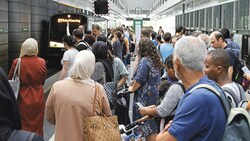 Vollgestopfte Bahnsteige und U-Bahngarnituren bei der U4 wegen ausgedünnter Intervalle und einem doppelten Ferienfahrplan. Hinzu kommt noch die Streckensperre. (Bild: klemens groh)