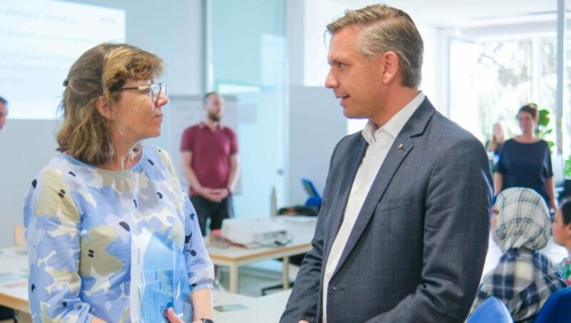 Irene Bisenberger-Raml von der FAB mit Landesrat Wolfgang Hattmansdorfer (Bild: Horst Einöder)