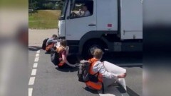 Ohne Rücksicht auf schwere Verletzungen: Hier fährt der Lkw-Fahrer einfach einen Demonstranten an. (Bild: twitter.com/AufstandLastGen)