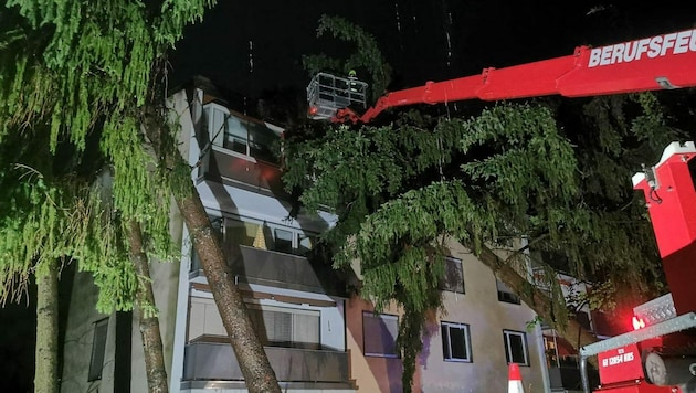 Im Nautilusweg ist ein Baum auf ein Wohnhaus gestürzt. Die Berufsfeuerwehr war im Einsatz. (Bild: Berufsfeuerwehr Klagenfurt)