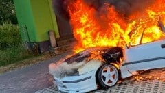 Dieses Auto ging in den Flammen auf. Es entstand ein Totalschaden. (Bild: FF Schützing)