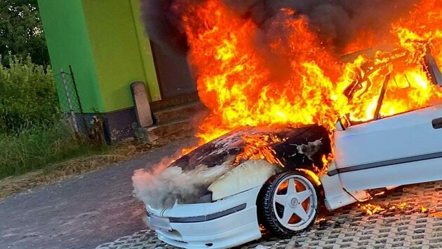 Dieses Auto ging in den Flammen auf. Es entstand ein Totalschaden. (Bild: FF Schützing)