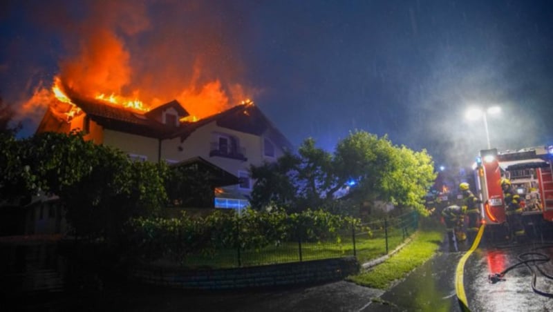 In Höf stand der Dachstühl eines Einfamilienhauses in Flammen. (Bild: APA/LFV STEIERMARK)