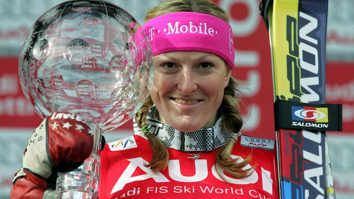 Janica Kostelic mit der großen Kristallkugel (2006).