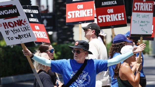 SAG-AFTR-Streikende vor den Paramount Studios in Los Angeles (Bild: APA/Getty Images via AFP/GETTY IMAGES/MARIO TAMA)