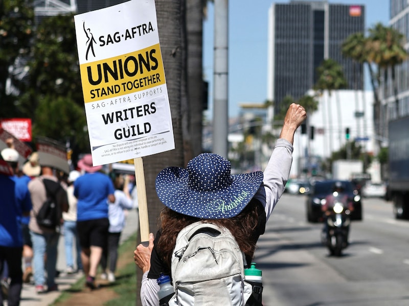 SAG-AFTRA-Streikende vor den Netflix-Büros in Los Angeles (Bild: APA/Getty Images via AFP/GETTY IMAGES/MARIO TAMA)