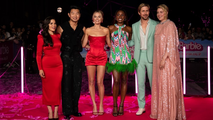 Margot Robbie und Ryan Gosling mit ihren „Barbie“-Co-Stars in London
