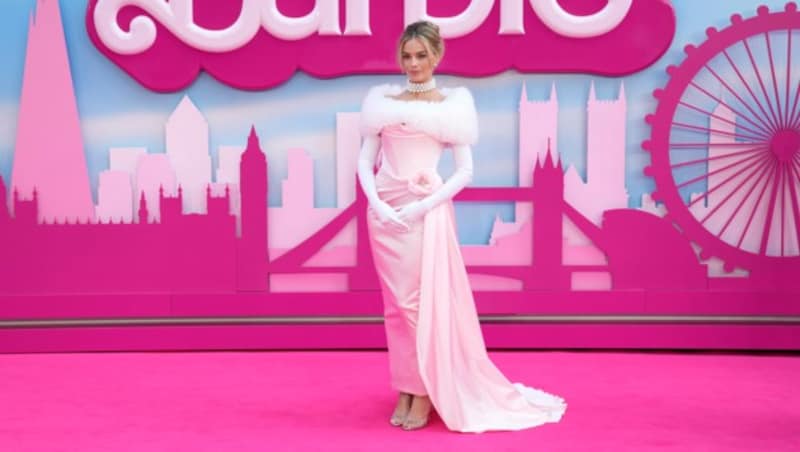 Margot Robbie verwandelte sich bei der London-Premiere in eine 60er-Jahre-Barbie. (Bild: APA/Scott Garfitt/Invision/AP)