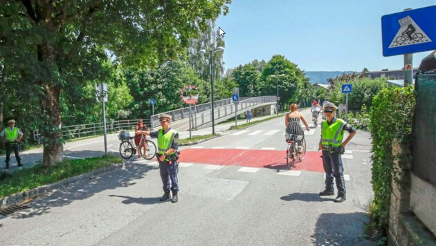 Regelmäßig führt die Polizei Kontrollen auch auf Radwegen durch, wie etwa hier in der Stadt Salzburg. (Bild: Markus Tschepp)