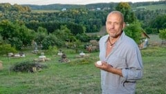 Gery Keszler in seinem Refugium im Südburgenland (Bild: Andreas Tischler / Vienna Press)