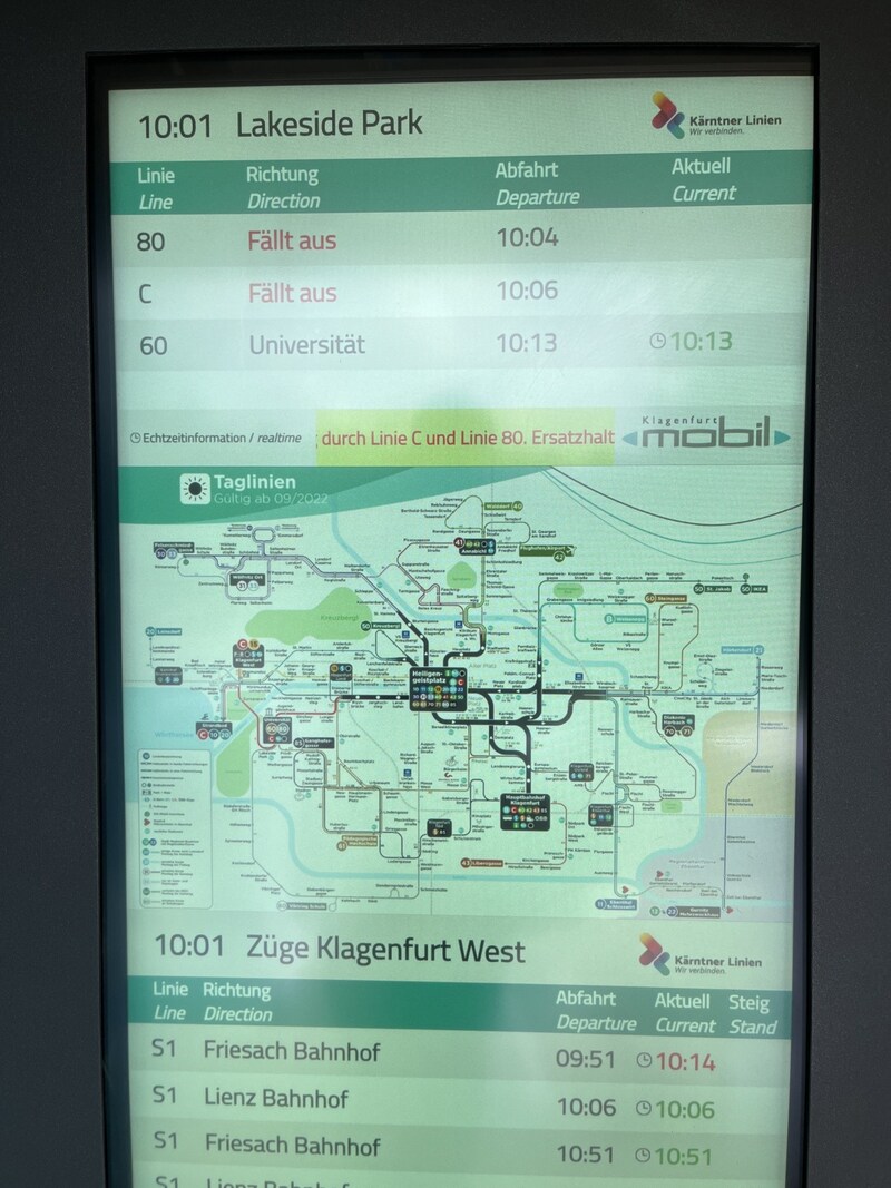 Auf der Infotafel sind nicht nur Ankunftszeiten und Verspätungen sondern auch die Verbindungen beim nächsten Bahnhof ersichtlich. (Bild: Kronen Zeitung)