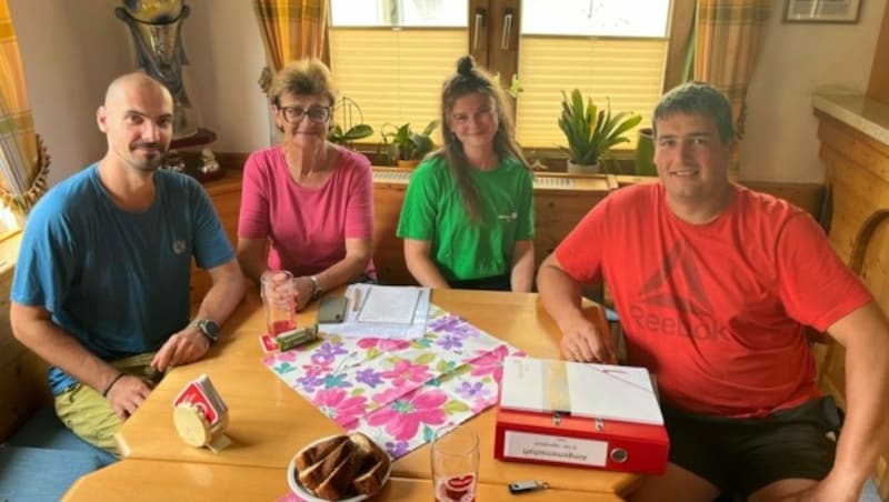 v.l.n.r. Daniel vom Alpenverein, Gerlinde Bauer-Urschitz, Landwirtschaftsreferentin Finkenstein, Hannah Scherrer vom Alpenverein und Manuel Gastl, Obmann der Almgemeinschaft (Bild: zVg)