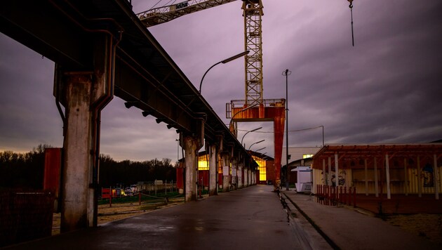 Dunkle Wolken hängen über dem Werftareal in Korneuburg (Bild: Imre Antal)