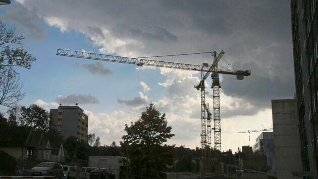 Dunkle Wolken über der steirischen Bauwirtschaft: Experten sehen tausende Jobs gefährdet (Bild: KRONEN ZEITUNG)