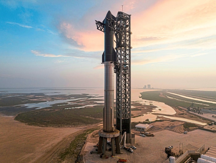 Im vierten Anlauf ist SpaceX‘ „Starship“ jüngst erstmals eine kontrollierte Landung geglückt.
